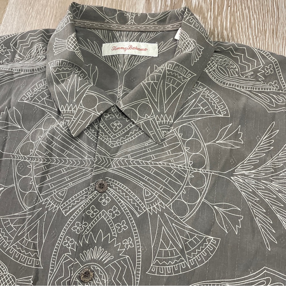 Tommy Bahama Men’s XL Silk Black Floral Hawaiian Short Sleeve Button Front Shirt